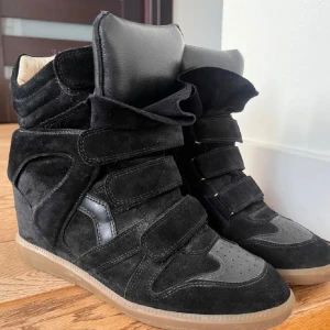 Isabel Marant Skor - Snygga svarta isabel marant skor med kilklack. Perfekta för en trendig look. Är även i väldigt bra skick.