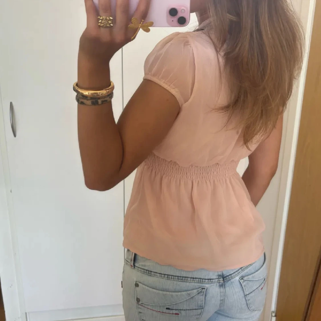 Beige blus med volangdetaljer - 90