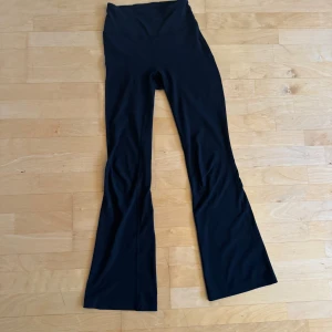 Träningsbyxor från Lululemon - Högmidjade och superskönt material. Modellen heter Groove nulu super-high-Rise Flared pant. Nypris 1280. De är använda men i fint skick💓 storlek 4 och det motsvarar s ungefär 🥰 