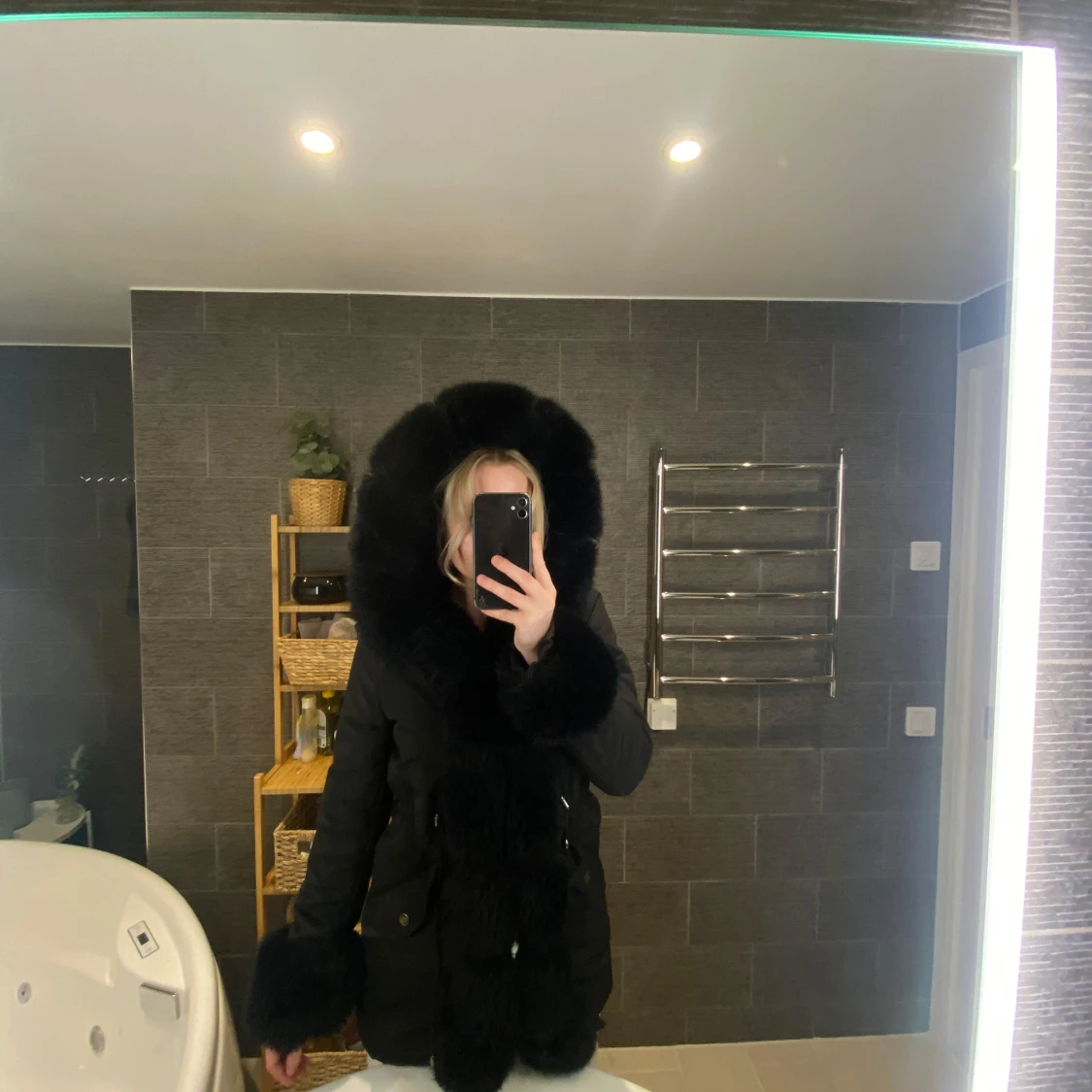 Svart parkajacka med pälsdetaljer från Hollies - 93