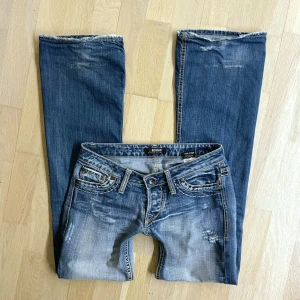 Vintage lågmidjade jeans - Fraktar eller möts upp! Storlek s, är lite slitna längst ner, se sista bilden. Ytterben: 101cm, innerben: 81cm, midja: 74-75cm, grenhöjden: 16cm
