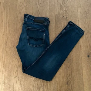 Replay - Säljer mina replay jeans som är i ett okej skick.