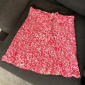 Rödblommig kjol från Even&Odd - Söt rödblommig kjol från Even&Odd med volangdetaljer. Använd få gånger ser ut i ny skick.🥰🥰