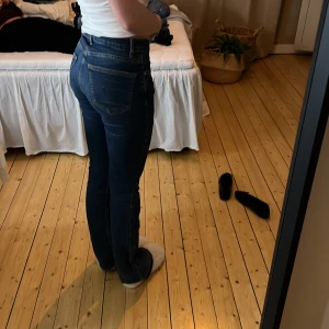 Mörkblå jeans - Snygga mörkblå jeans med en klassisk design. De har en låg midja och är bootcut modell. Perfekta för en stilren look. Storlek 32 men stretchiga!
