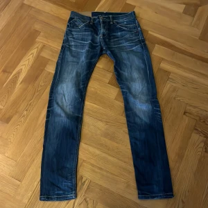 Blå jeansbyxor - Mörkblå dondup jeans, väldigt sällsynta och sjukt snygga. Slim fit. 