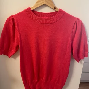Röd tröja från Saint Tropez - Säljer en snygg röd tröja från Saint Tropez i storlek XS. Jättefint skick och med fina detaljer på ärmarna ❤️