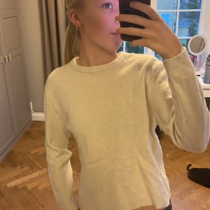 Vit stickad tröja - Mysig vit stickad tröja med rund halsringning och långa ärmar. Perfekt för kyliga dagar och enkel att matcha med olika outfits. Nopprig på baksida de bild 3 