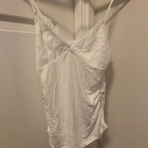 Vit Spetstopp  - Säljer detta helt nya vita linnet från shein som bara är provad ☺️ den har superskönt soft touch material (påminner om Gina Tricot) och har scrunch på sidan och justerbara band. Toppen är i nyskick och nypris var 70 kr 💘