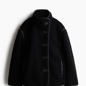 Svart teddyjacka med knappar - Söker!! 