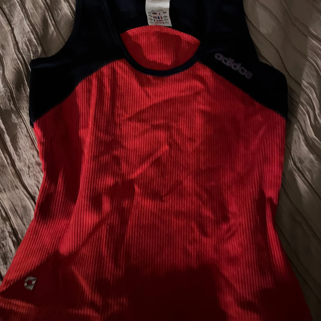 Röd och svart linnetopp från Adidas - 90