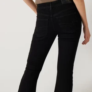 Svarta bootcut jeans - Svarta låg midjade bootcut jeans från junkyard, inte jätte använda men litegrann, inget som syns dock. Köpte för 600