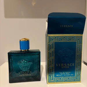 Versace Eros Eau de Parfum - Versace Eros Eau de Parfum i en elegant turkos flaska med guldlock. Flaskan har ett stilrent mönster och Medusa-logotypen. Förpackningen matchar med en turkos och guld design. Innehåller 100 ml. Och har bara testat den men gillade inte doften