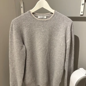 Gran Sasso Grå stickad tröja - Gran Sasso stickad tröja i Ull. Hög kvalite, nästan aldrig använd. Nypris ca 2000kr på CareOfCarl. Stl 48 IT, passar som Small, är 177cm och väger 66kg. 