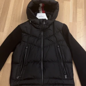 Moncler grenoble  - Köpte från room 1006 för 10,000 helt ny köpte för 2 månader sen använd ett par gånger annars helt ny kvitto följer med   Storlek 1-s  Kan även byta mot någon moncler jacka