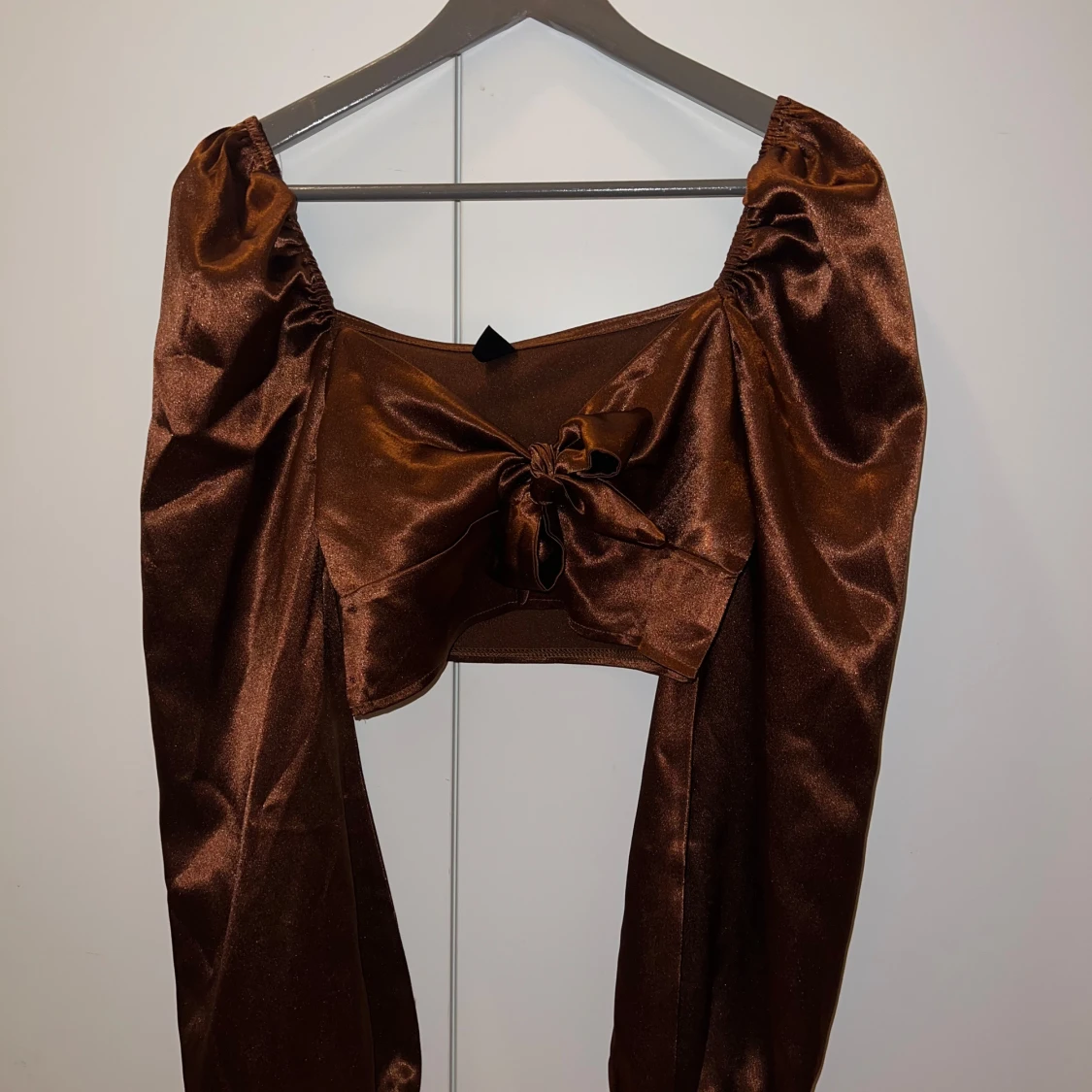 Brun satinblus med knyt - 90