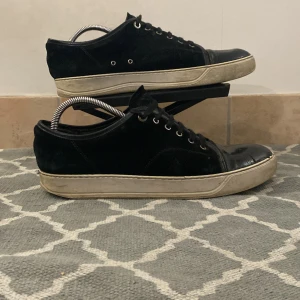 Lanvin cap toe skor  - Säljer nu dessa snygga svarta Lanvin cap toe skor i storlek 44. Nypris: 3799, vårt pris: 1499. Skornas mocka är i ett mycket bra skick och vid frågor och intresse är det bara att skicka DM!