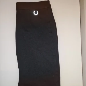 Svart kjol från Stockholm LM - Elegant svart kjol från Stockh LM med dragkedja baktill. Perfekt för en stilren look. Garderobsrensning så kika gärna på övriga auktioner.