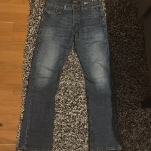 Blå jeans från replay  - Snygga blå jeans från replay. Väldigt fint skick och använda nån gång endast. Modell: Waiton regular fit. St: 28:30. 