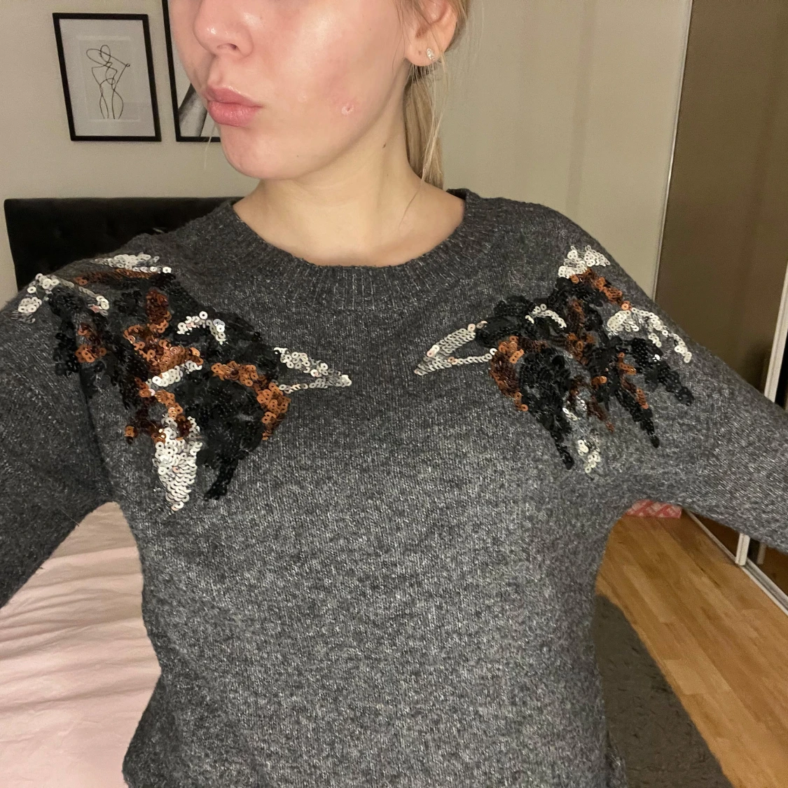 Grå tröja med paljettdetaljer - 90