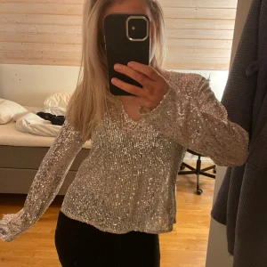 Glittrig silvertröja från Vero Moda - Snygg glittrig tröja från Gina Tricot . Perfekt nu till nyår!💕🪩