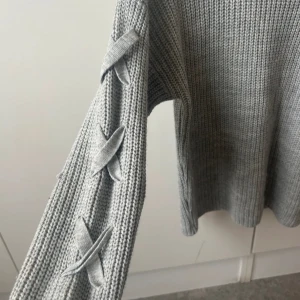 Stikad tröja  - Super fin stikad tröja med knytning på ärmarna, köpt på vinted❤️Den är i storlek L men sitter som XS/S.den har en lite maska på armen som knappt syns
