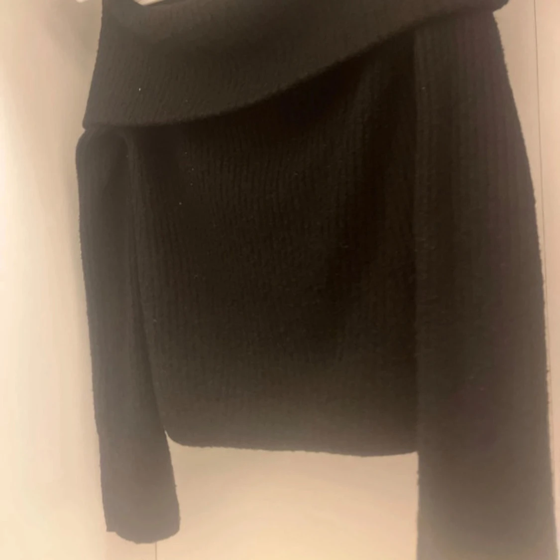 Svart offshoulder stickad tröja