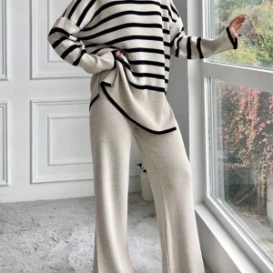 Tröja och byxor  - Säljer en mysig och stilren randig tröja och byxor. Den är helt ny och oanvänd. Färgen på den jag har  är vit för mer frågor och bilder  kontakta mig:) 