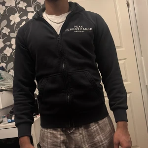 Mörk blå hoodie från Peak Performance - Säljer en mörk blåhoodie från Peak Performance för endast 300kr. Nypris 1100