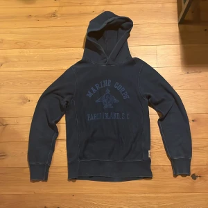 Hoodie - Säljer en riktigt unik blå hoodie från märket Scotch & Soda. Riktigt snygg blå färg med lite ”beat-up” känsla. Bra skick med lite tecken på användning. Bara att komma med bud och frågor!