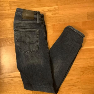 Mörkblå jeans från Jack & Jones - J&J jeans i storlek 29/32. Mörkblå med en schysst tvätt. NYPRIS 899Kr ✅Hör av er vid frågor!