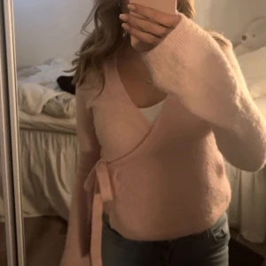 Rosa omlottkofta - Mysig rosa omlottkofta från Gina i perfekt skick, slutsåld på hemsidan 💖