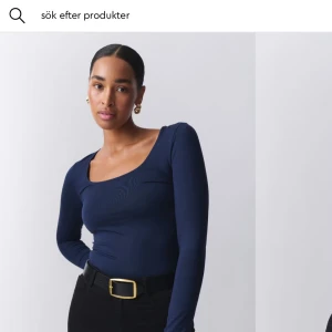 Mörkblå långärmad topp - Snygg mörkblå långärmad topp med en tight passform. Perfekt för en stilren look, kan enkelt matchas med både jeans och kjol. Toppen har en rund halsringning och är tillverkad i ett mjukt material.