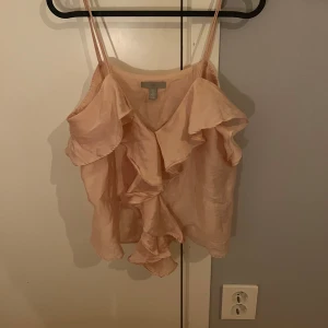 linne med volang - så fint champangerosa linne från h&m💓