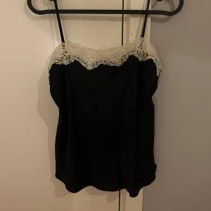 linne med spets - mitt favvo linne, säljer då ja tröttnat lite❣️