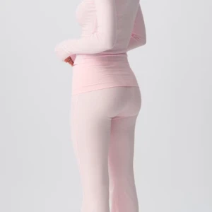 Ljusrosa yoga byxor Gina Tricot - Säljer ett par ljusrosa byxor från Gina Tricot. Den har en tight passform och är tillverkad i ett mjukt material. Perfekt för en stilren look. Säljer dom för dom är för stora har haft på mig dom 1 gång.