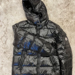 Moncler Maya VinterJacka - Säljer min nästan nya Moncler-jacka! Endast använd några få gånger. Perfekt skick förutom en liten sömnadssplit på insidan (se sista bild).                           Pris kan diskuteras vid snabb affär. 