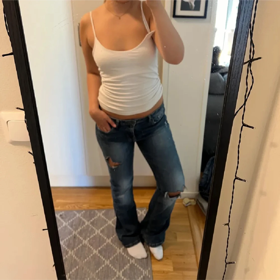 Blå jeans med slitningar