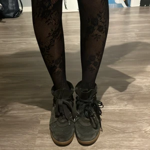 Isabel marant sneakers med snörning - Snygga gröna/khaki sneakers med snörning och en bekväm passform. Skorna har en stilren design med en rund tå och är perfekta för en avslappnad stil.