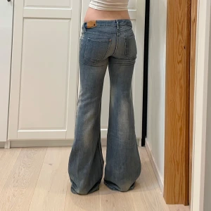 Mid/lowwaist flared jeans från gamla H&M🤩 - Gammal modell så finns inte att köpa längre!!Midja 40 cm rakt över, gren 20 cm och innerben 83 cm❤️jae 169 o xs-s o de är pytte stora i midjan. Märkta som strl 170 men passar som strl S. Tajta i låren på mig som har genomsnittliga lår så passar alltså smala lår och höfter