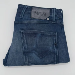 REPLAY ANBASS JEANS  - - Replay anbass jeans - Slim fit passform - Storlek W31/L30 - Nypris runt 1800kr - Kontakta för fler frågor eller funderingar // Deluxecloset