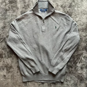 Ralph lauren - Säljer fet Ralph lauren quarterzip i storlek M. Skriv om ni har frågor:)