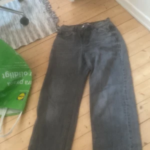 Grå jeans från G Perfect Jeans - Säljer ett par grå jeans från G Perfect Jeans i storlek 34. De har en klassisk design med dragkedja och knapp framtill. Perfekta för en avslappnad stil.