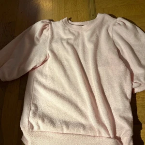 Rosa fleece tröja - Mysig rosa tröja i fleece med puffiga armar. Perfekt för höstliga dagar när du vill hålla dig varm och bekväm. ( Från lager 157)