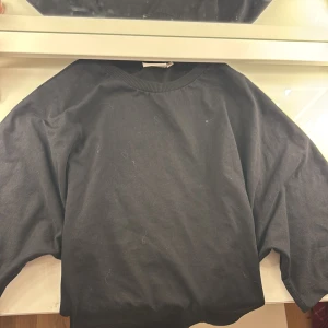 Svart tröja från Nelly - Säljer en den virala svart tröja från Nelly i storlek S. Tröjan har trekvarts armar och en knytning i midjan där bak som man kan knyta till en fin rosett. Har använts ett fåtal gånger. Kommer att tvättas och strykas innan den skicka kommer också postbevis så man är säker på att paketet kommer till en. Köptes för 250kr och säljs för 170kr plus frakt.