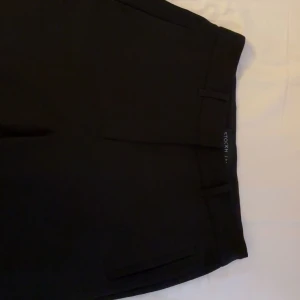 Svarta kostymbyxor  - Jag säljer ett par jättefina svarta kostymbyxor. De är verkligen jättevackra, men tyvärr passar de inte mig längre. De är Mid waist och ser jätte bra ut. 💕💕💕