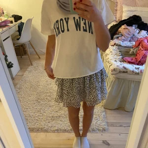 Volangkjol - Jättefin kjol med prickar från Chelsea💖💖 Perfekt på sommaren eller utomlands!! Går att vika ner snyggt så att den blir lägre i midjan💕