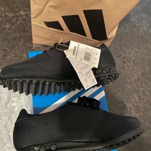 Svarta Adidas LA Trainer Weave - Säljer ett par svarta Adidas LA Trainer Weave sneakers. Skorna har en stilren design med snörning och en unik sula för extra grepp. Perfekta för både träning och vardag.