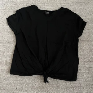 Träningstopp - Säljer en svart träningströja i ett mycket bra skick 