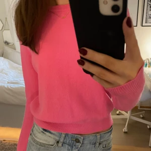 Rosa tröja i 100% ull - Jättevarm och skön rosa tröja i 100% ull. Bra kvalitet och så himla mjuk, perfekt för nu i vinter! 🩷