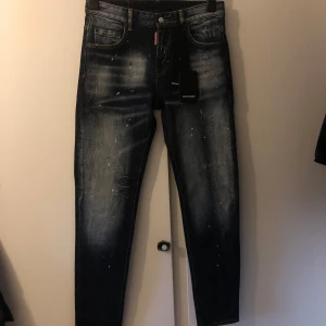 Dsq2 Jeans - Snygga mörkblå jeans från Dsq2 med slitningar och färgstänk. W30-L32, aldrig använda. Öppen för prisförslag vid snabb och smidig affär 